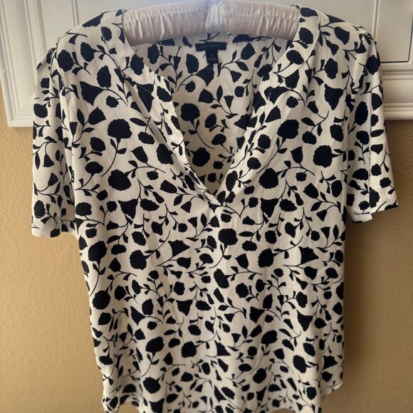 Ann Taylor Floral Blouse - Black & White V-Neck Short Sleeve Top (Size XS) - Picture 2 of 4